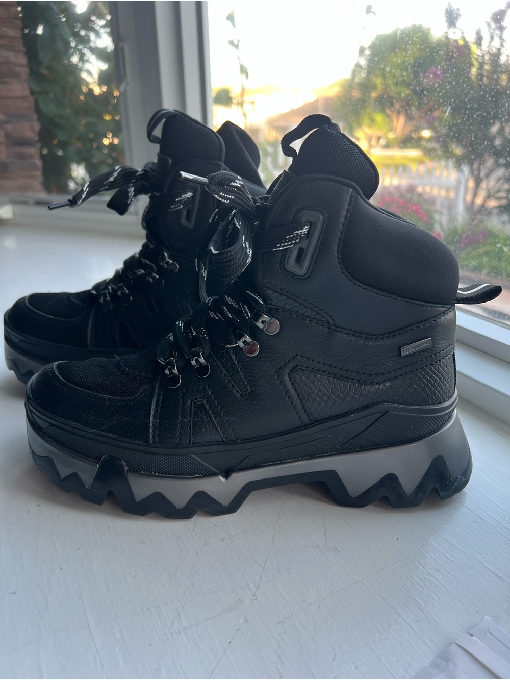 NWT Cougar Wicked Leather Waterproof Sneakers, 9